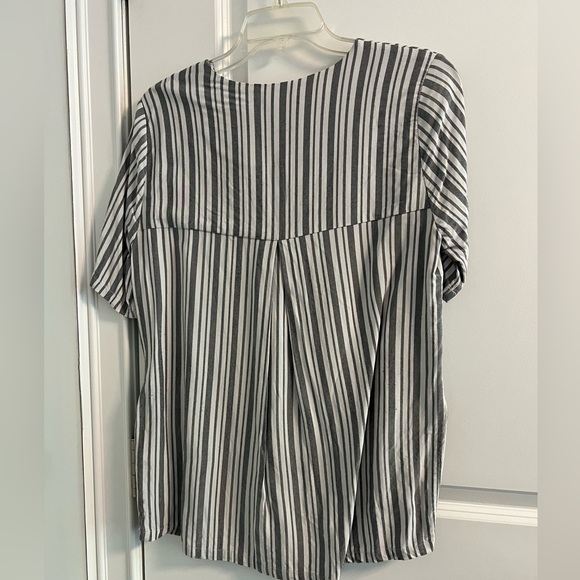 Woman’s top with zipper embellishment - Picture 3 of 3